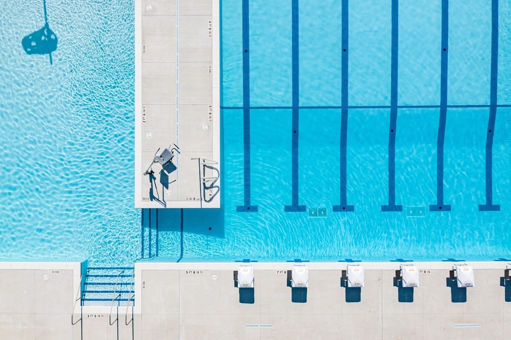 Vista aérea de los carriles de una piscina